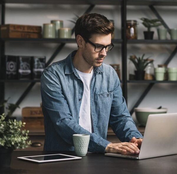 A Unique Analog-Hybrid Monophonic Synthesizer
